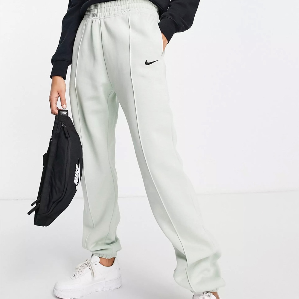 Nike Fleece Loose-fitn cuffed sweatpants